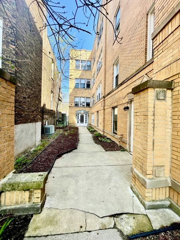 3917 N SOUTHPORT Avenue 2W, Chicago, IL 60613