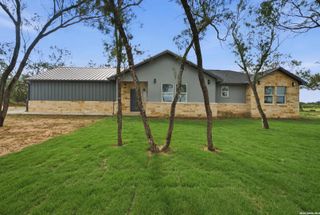 157 Sylas Hayes Loop, Pleasanton, TX 78064