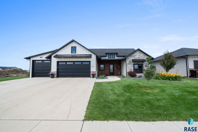 907 Sundance St, Valley Springs, SD 57068
