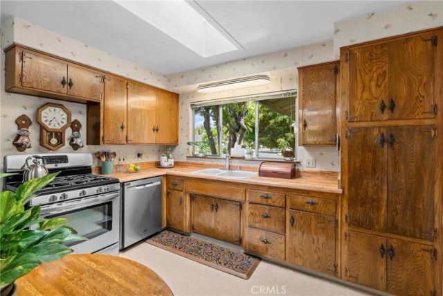 2040 W Embassy Ave, Anaheim, CA 92804
