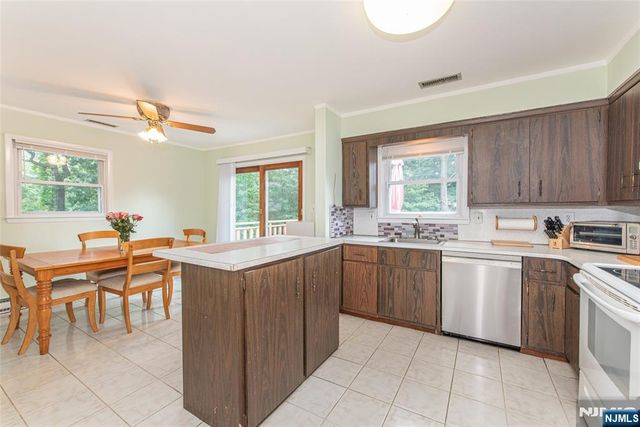 1 James Drive, Mount Arlington Boro, NJ 07856