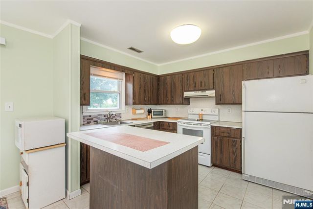 1 James Drive, Mount Arlington Boro, NJ 07856