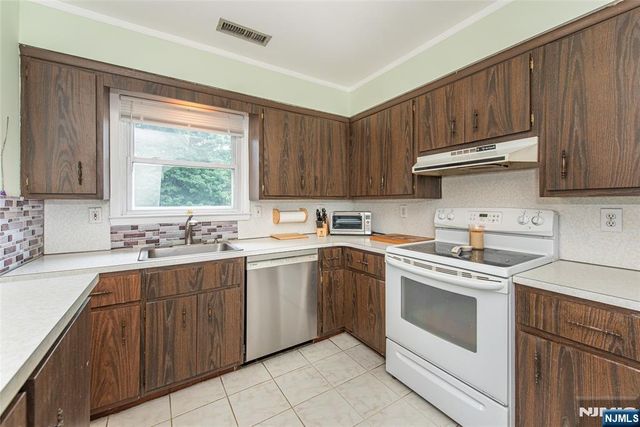 1 James Drive, Mount Arlington Boro, NJ 07856
