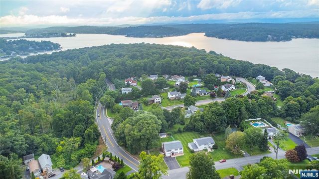1 James Drive, Mount Arlington Boro, NJ 07856
