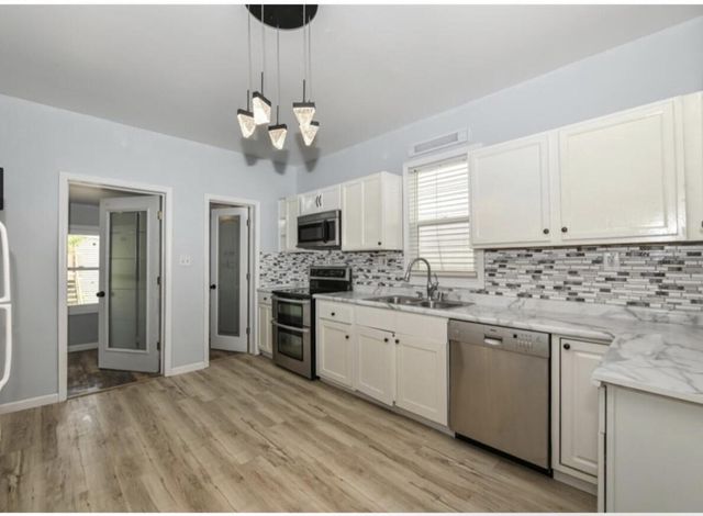 1320 Milwaukee AVENUE, South Milwaukee, WI 53172