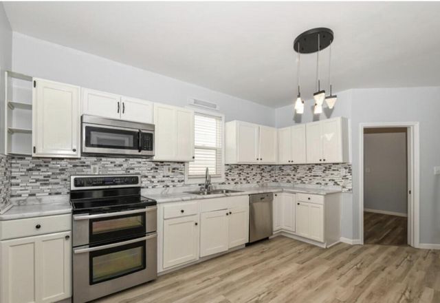 1320 Milwaukee AVENUE, South Milwaukee, WI 53172