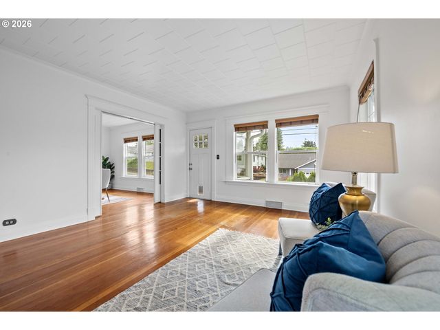 1477 7TH St, Astoria, OR 97103