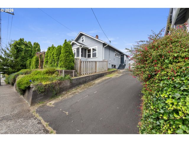 1477 7TH St, Astoria, OR 97103