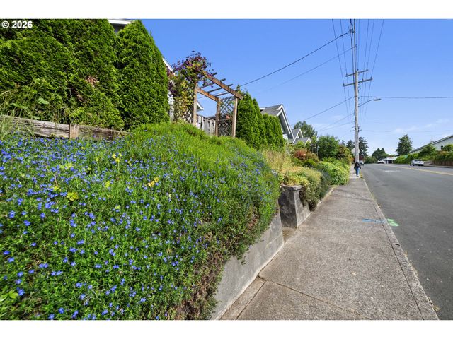 1477 7TH St, Astoria, OR 97103