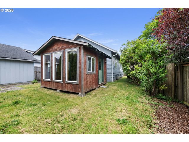 1477 7TH St, Astoria, OR 97103