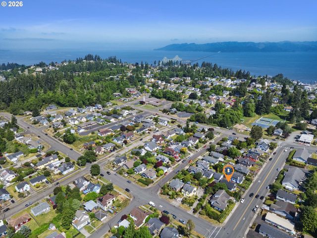 1477 7TH St, Astoria, OR 97103