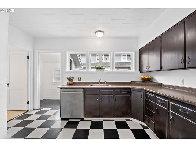 1477 7TH St, Astoria, OR 97103