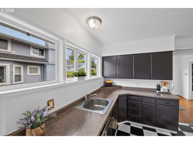 1477 7TH St, Astoria, OR 97103