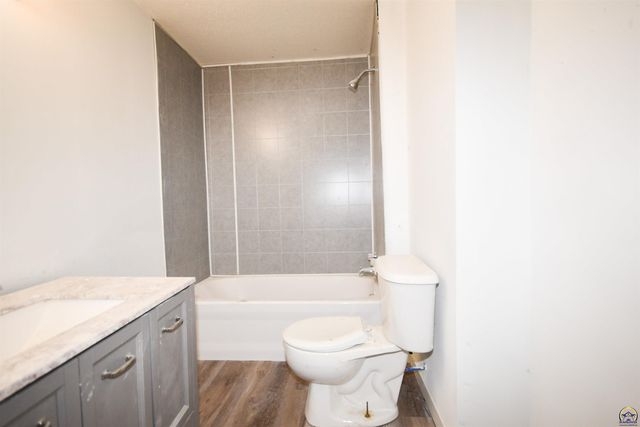 8635 SE Adams St, Wakarusa, KS 66546