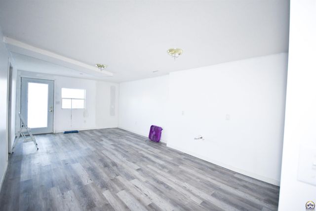 8635 SE Adams St, Wakarusa, KS 66546