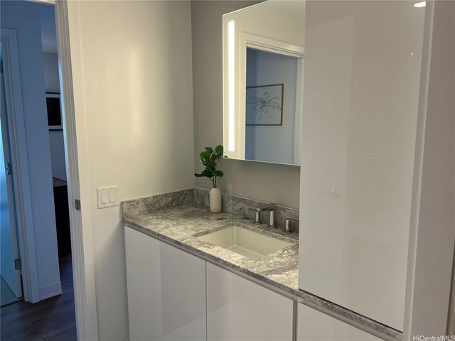 987 Queen Street 908, Honolulu, HI 96814