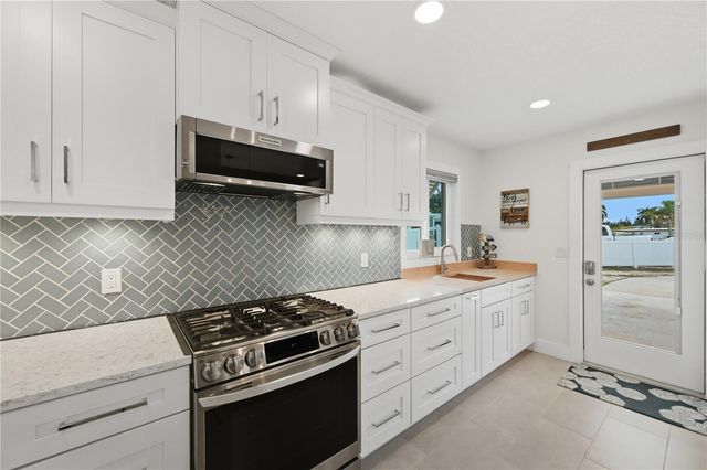 211 21ST STREET NE, Bradenton, FL 34208