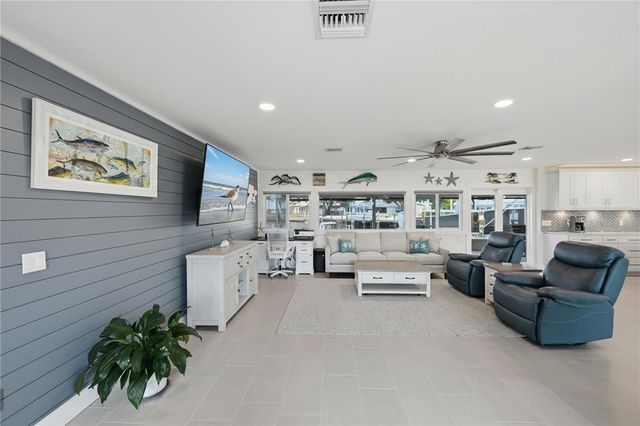 211 21ST STREET NE, Bradenton, FL 34208