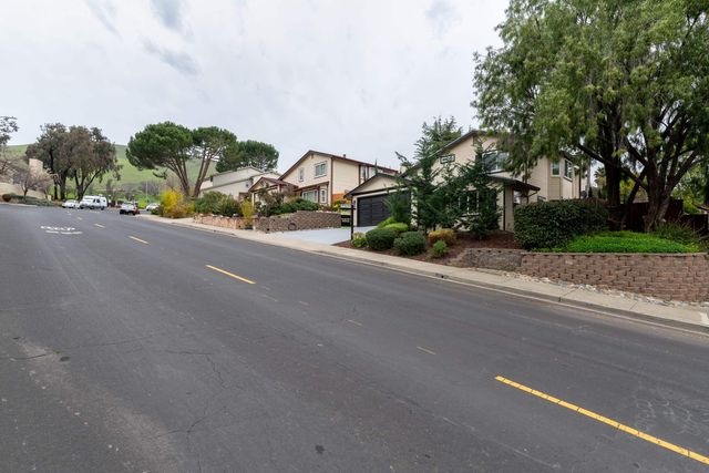 675 Alquire Pkwy, Hayward, CA 94544