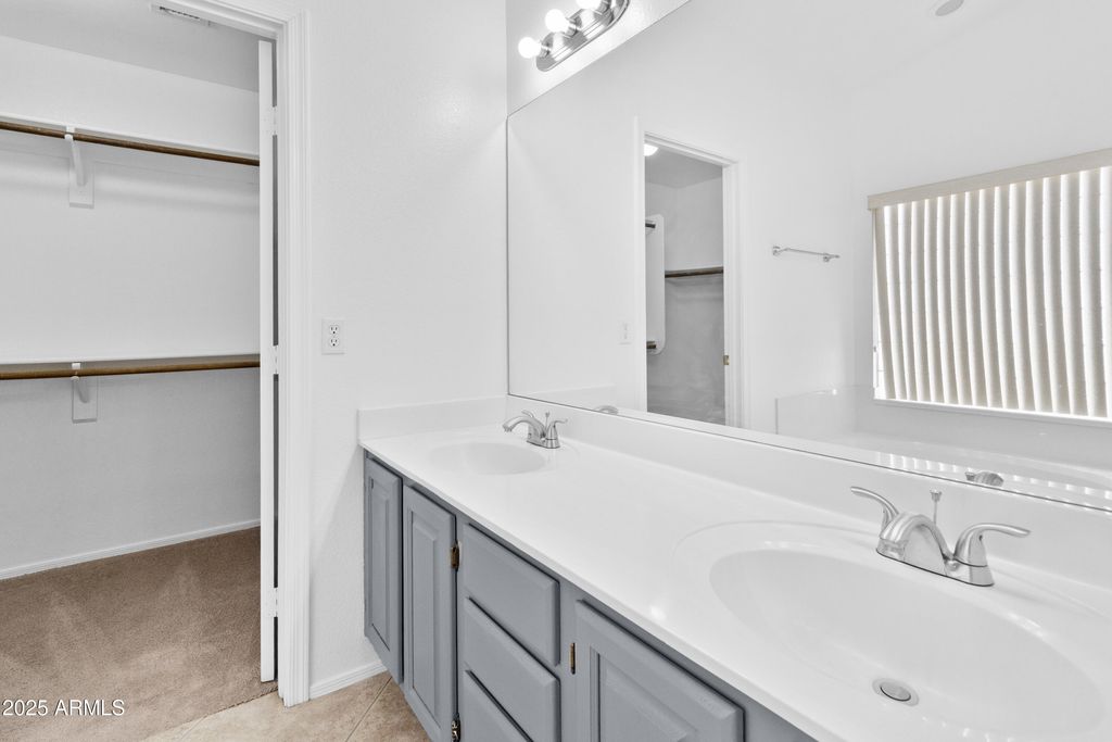 Image 15 of property listing at 7767 W SIERRA VISTA Drive, Glendale, AZ 85303