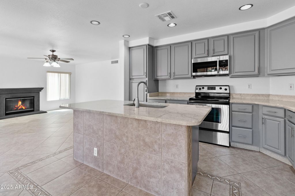 Image 3 of property listing at 7767 W SIERRA VISTA Drive, Glendale, AZ 85303