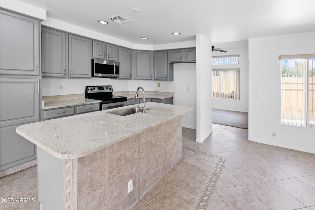 Image 4 of property listing at 7767 W SIERRA VISTA Drive, Glendale, AZ 85303