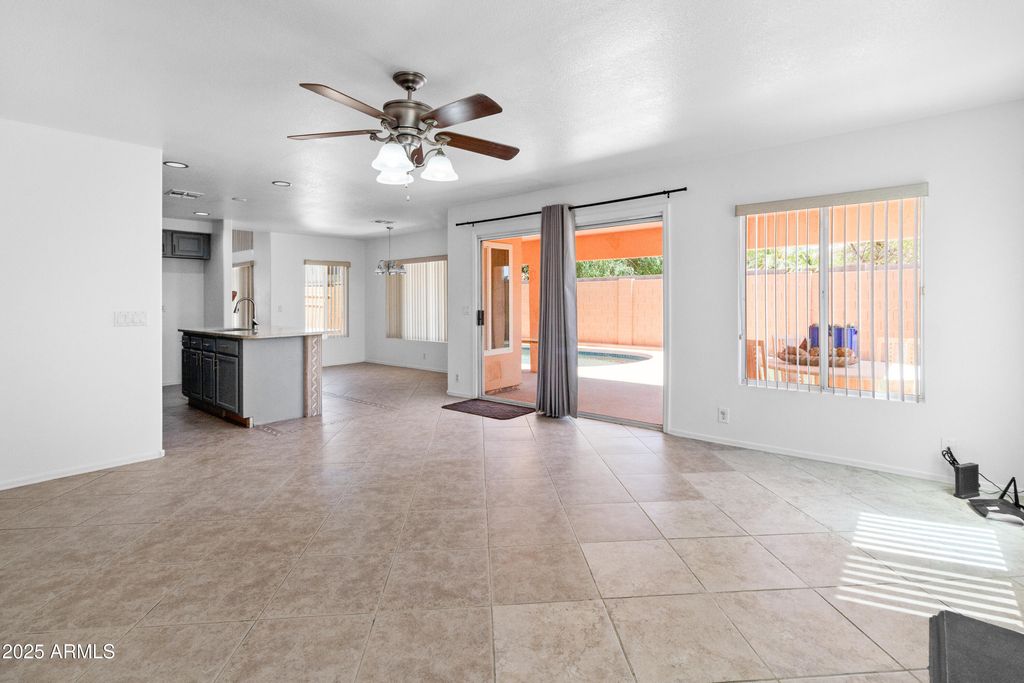 Image 5 of property listing at 7767 W SIERRA VISTA Drive, Glendale, AZ 85303