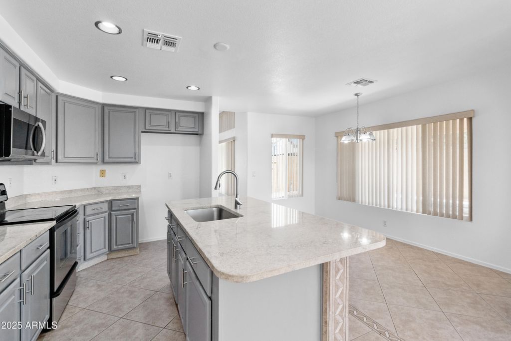 Image 6 of property listing at 7767 W SIERRA VISTA Drive, Glendale, AZ 85303