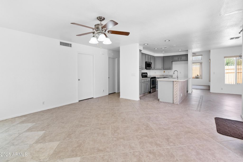 Image 7 of property listing at 7767 W SIERRA VISTA Drive, Glendale, AZ 85303