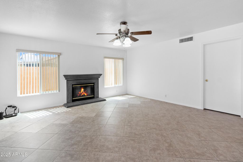 Image 8 of property listing at 7767 W SIERRA VISTA Drive, Glendale, AZ 85303