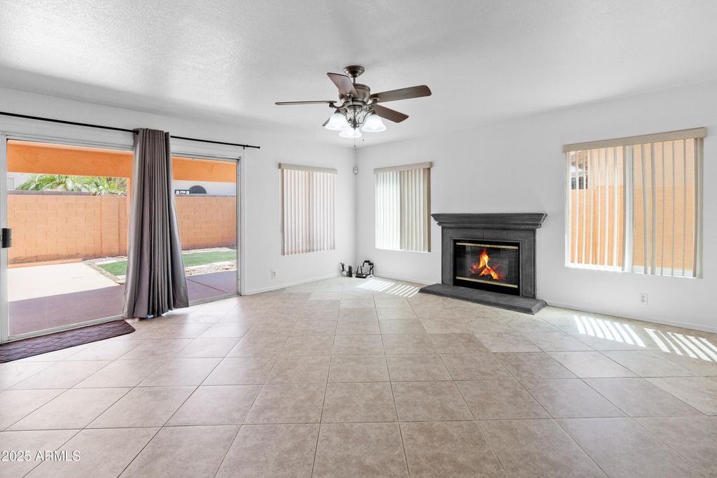 Image 9 of property listing at 7767 W SIERRA VISTA Drive, Glendale, AZ 85303