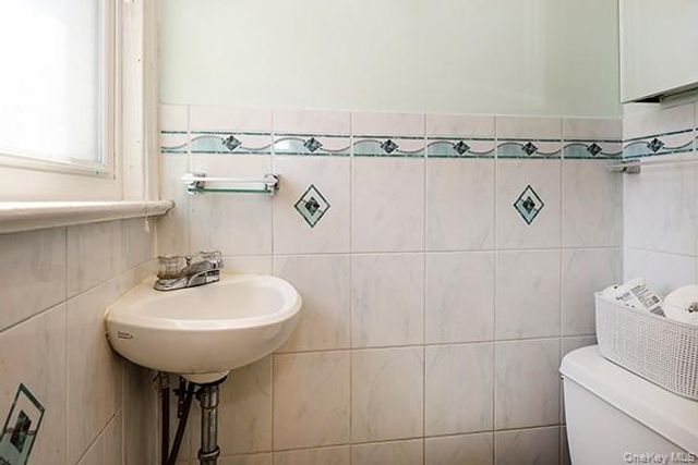 7333 71st Place, Glendale, NY 11385