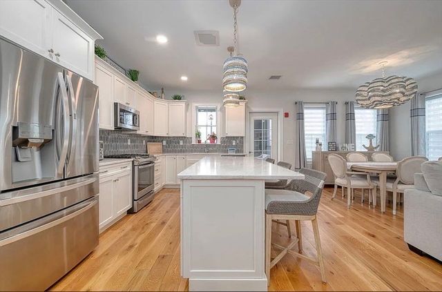 50 Coppersmith Way 302, Canton, MA 02021