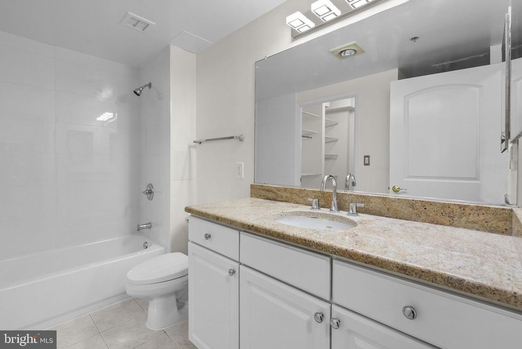 Image 9 of property listing at 7111 WOODMONT AVE #108, Bethesda, MD 20815