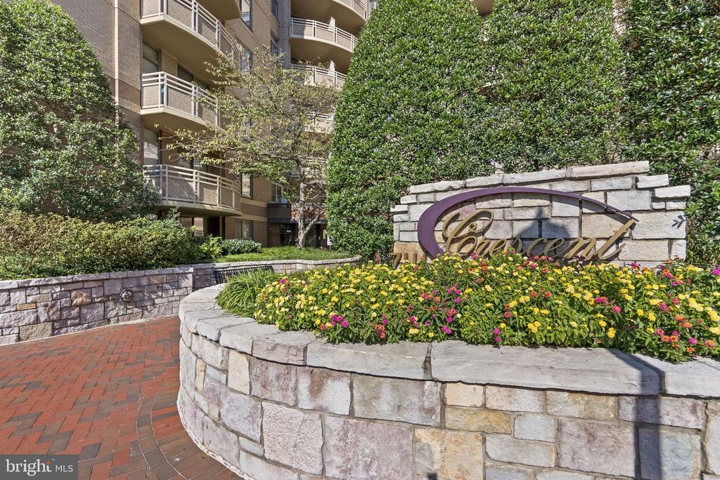Image 15 of property listing at 7111 WOODMONT AVE #108, Bethesda, MD 20815