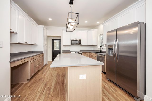 811 Bay Street, Ocean Springs, MS 39564