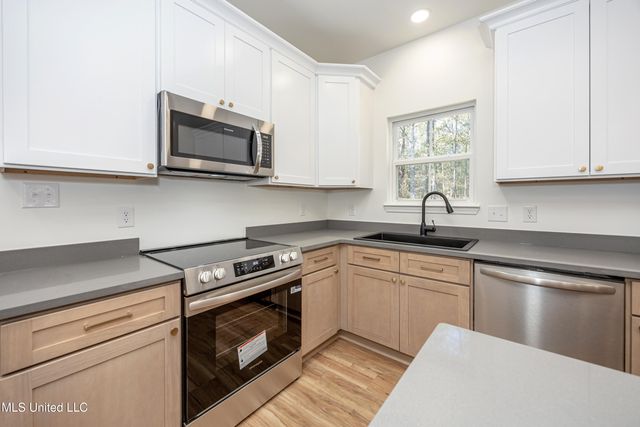 811 Bay Street, Ocean Springs, MS 39564