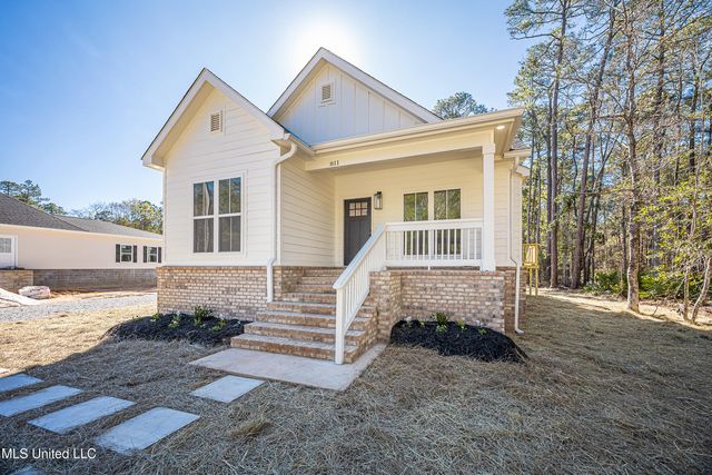 811 Bay Street, Ocean Springs, MS 39564