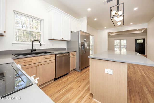 811 Bay Street, Ocean Springs, MS 39564