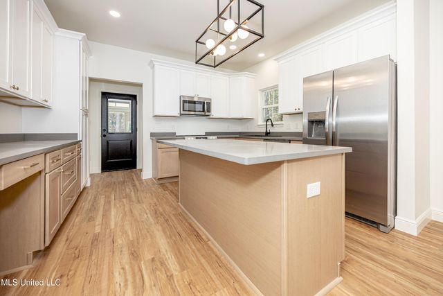 811 Bay Street, Ocean Springs, MS 39564