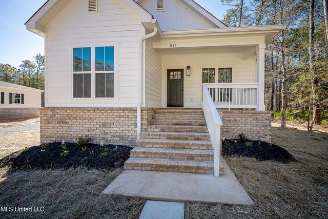 811 Bay Street, Ocean Springs, MS 39564