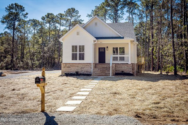 811 Bay Street, Ocean Springs, MS 39564