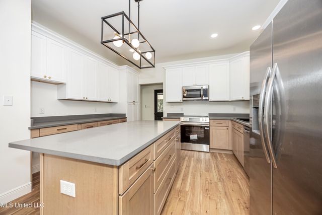 811 Bay Street, Ocean Springs, MS 39564