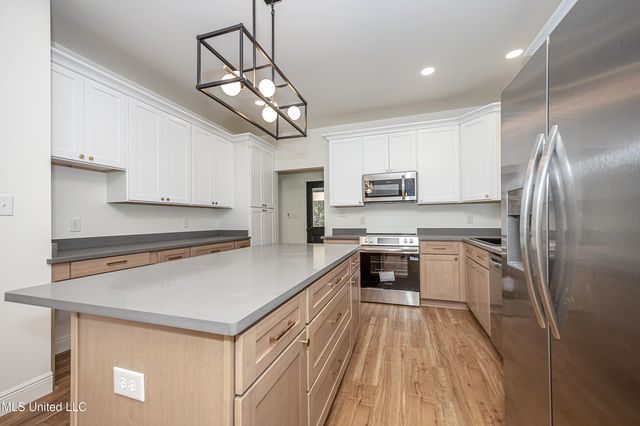 811 Bay Street, Ocean Springs, MS 39564