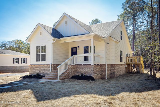 811 Bay Street, Ocean Springs, MS 39564