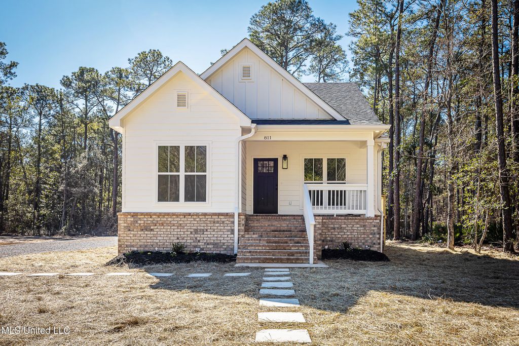 811 Bay Street, Ocean Springs, MS 39564