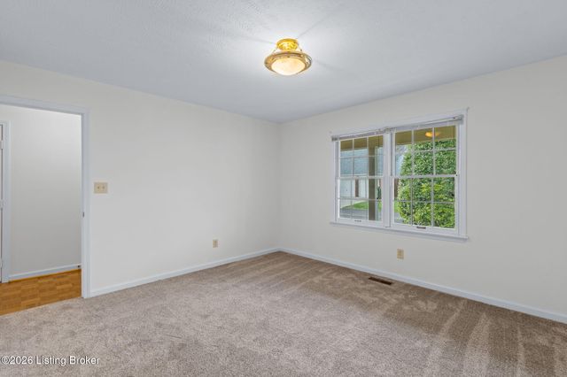 8800 Doe Run Ct, Louisville, KY 40242