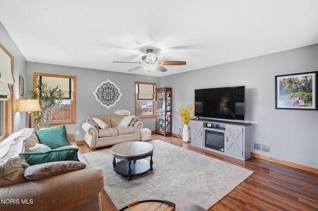 201 E Greenwood Drive, Haskins, OH 43525