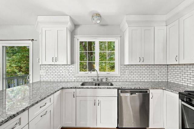 28 Erin Ct, New Bedford, MA 02745