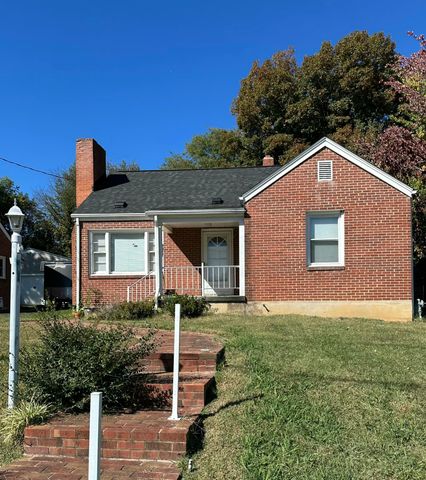 17 Maccie ST, Salem, VA 24153